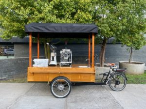 Nuevas cafeterías sobre ruedas irrumpen en Chile (Triciclo de cafe)